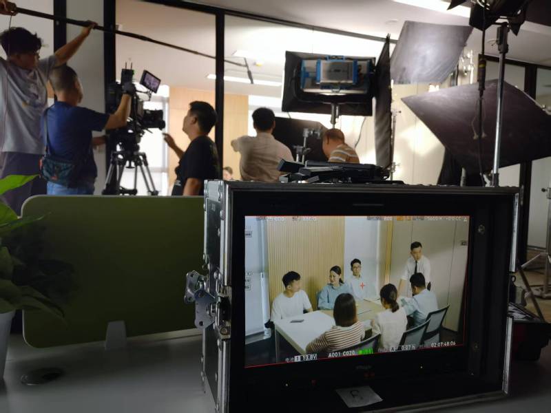 望花区TVC拍摄公司：科技产品视觉化大师，诠释未来感与功能美学