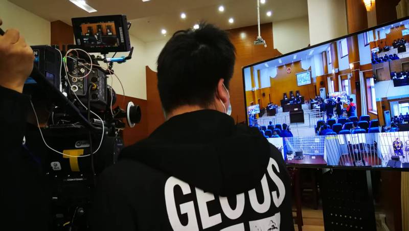 AI生成VS人工创意——望花区广告片拍摄公司的技术浪漫主义实践